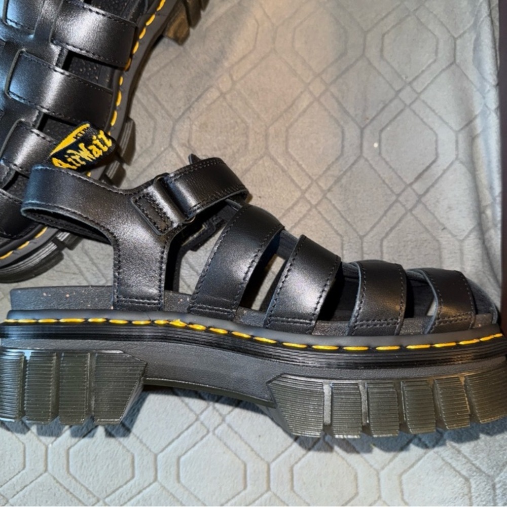 RARE Dr. Martens Ricki Fisherman Sandal Black Leather size 8! Chunky Lug Sole